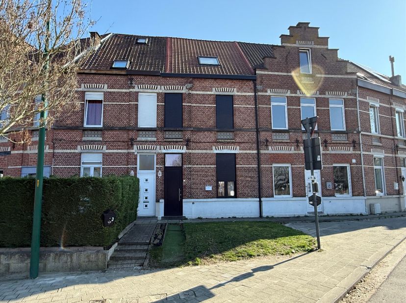 Deze aangename woning, gelegen nabij het station van Evergem werd totaal vernieuwd en omgevormd tot een energiezuinige woning met alle hedendaags comf