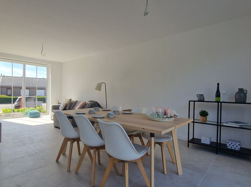 Welkom in deze gezellige BEN-nieuwbouwwoning gelegen op de grens van Kuurne en Bavikhove!<br />
<br />
We komen deze eigentijdse, strak-landelijk inge
