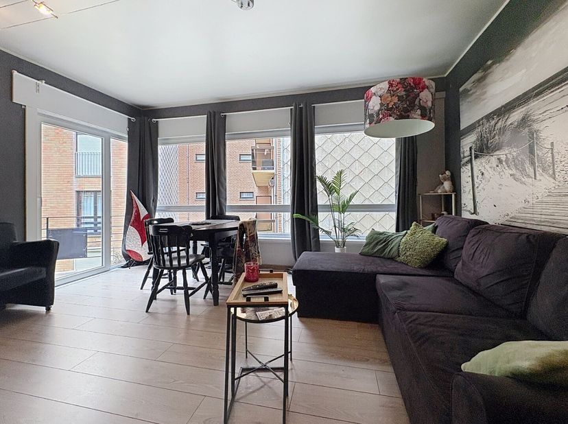 Cet appartement bien entretenu est situé au premier étage, à l'arrière du bâtiment, à distance de marche de la plage et du centre-ville.<br />
Disposi