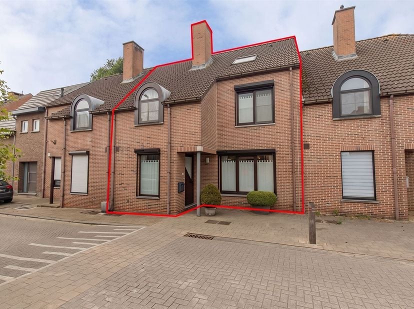 INSTAPKLARE EN ENERGIEZUINIGE WONING MET 3 SLAAPKAMERS, AANGENAME TUIN EN RUIME GARAGE<br />
 Deze instapklare en uitstekend onderhouden woning is ge