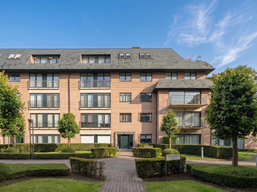 Uitzonderlijke ligging in een rustige omgeving in het hart van Fort Jaco, dit schitterende appartement van ± 113m² met een prachtig terras zonder inki