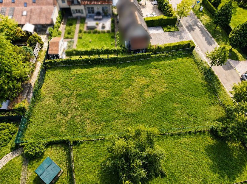 Deze bouwgrond met een perceeloppervlakte van 6a53 (OB) is zeer rustig gelegen. Met een straatbreedte van ± 20m te midden van een residentiële, groene