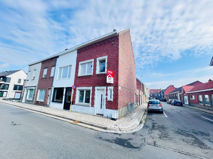 Maison rénovée avec 4 chambres de coucher.La maison satisfait à tous les normes d'isolation, seulement une finition est encore néssesaire.Agencementre