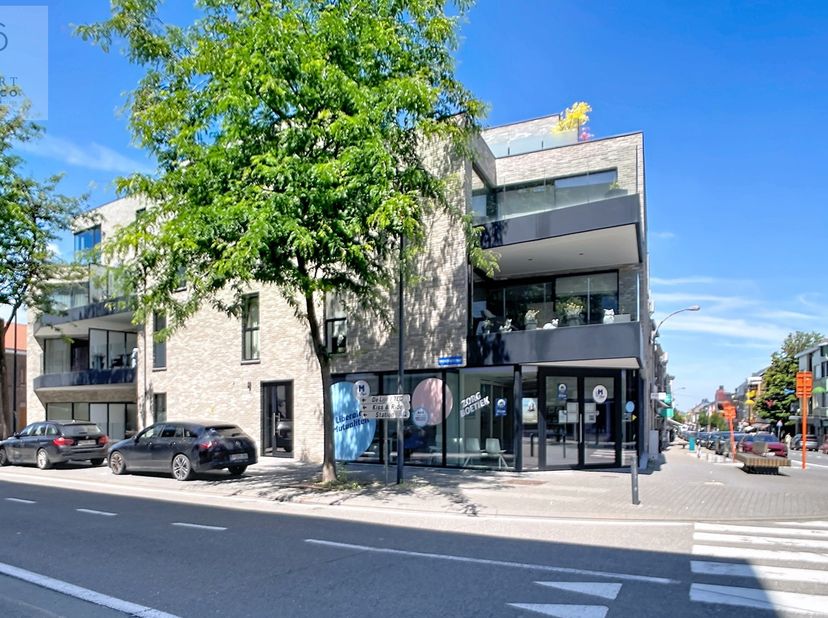 Gezellig gelijkvloers appartement in het hartje van Landen, gelegen aan het station en in de winkelstraat, scholen en sportinfrastructuur<br />
Alle b