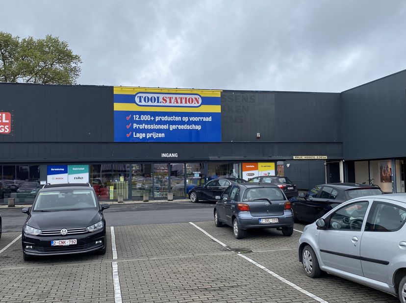 Baanwinkel te huur met een oppervlakte van ca. 416 m² op een commerciële ligging langs de Brugsesteenweg in Roeselare. <br />
Gelegen in het Mammoet I