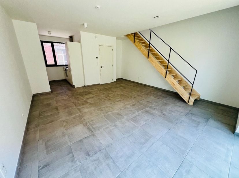 Deze prachtige moderne rijwoning is gelegen in een rustige straat in centrum Tienen. Alle benodigdheden (treinstation, winkel, bank, school, ...) op w