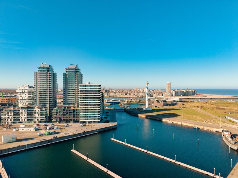 Dit exclusieve appartement is gelegen op de 4de verdieping van residentie Trinity, de nieuwste en meest prestigieuze toren op de site Oosteroever. U g