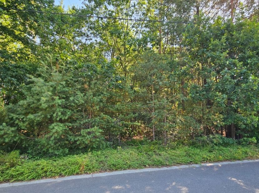 TREMELO vlak bij grens Keerbergen<br />
Zeer rustig en residentieel gelegen bouwgrond voor open bebouwing met aanpalend bos.<br />
Gunstig gelegen op