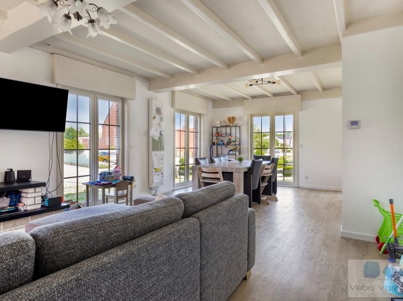 Op een uitstekende locatie te Itegem bevindt zich deze laagbouwwoning op gunstig perceel van 1566 m².<br />
Ideaal gelegen qua woon- werkverkeer met v