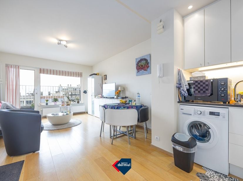 Découvrez ce charmant appartement d'une chambre, prêt à emménager, situé au septième étage d'une résidence bien entretenue à proximité de la plage. Gr