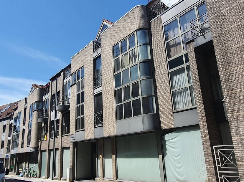 Ben jij op zoek naar een gezellige en instapklare uitvalsbasis op een toplocatie? Dit compacte appartement in de Meldertstraat biedt je alle comfort v