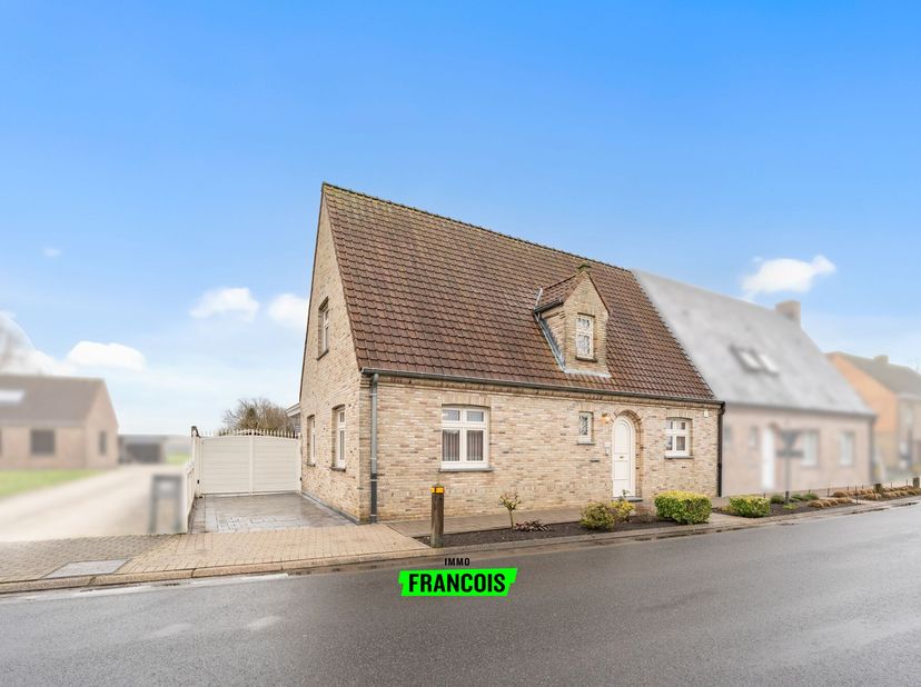 In Zedelgem bevindt zich deze solide en verzorgde woning (bouwjaar 2005) met een bewoonbare oppervlakte van 166 m² en een aangenaam perceel van 435 m²