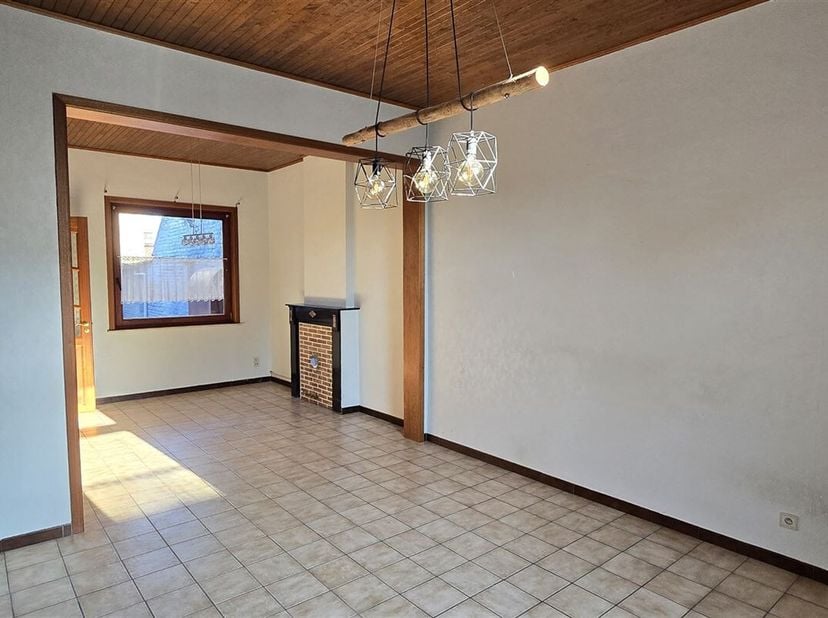 Goed huis met garage en kleine tuin op minder dan een kilometer van het station van Péruwelz en het stadscentrum.<br />
Goed huis om op te frissen met