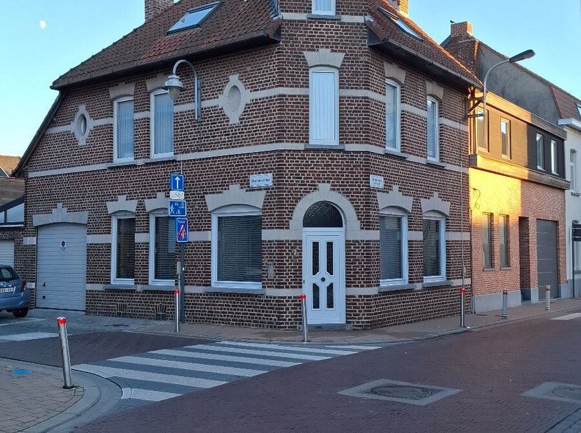p: karaktervolle halfopen woning in het centrum van Wervik, op een vlotte afstand van winkels, scholen en openbaar vervoer.Deze woning uit 1930 combin