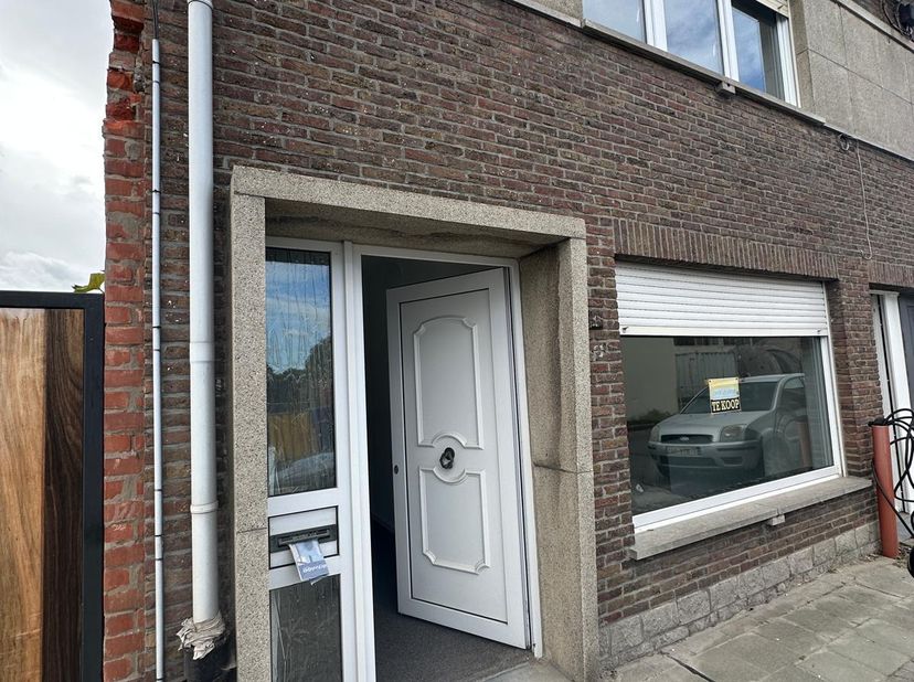 Instapklare totaal gerenoveerde woning nabij zee met 3 slaapkamers, 2 badkamers en uitbreidbare zolder – ideaal als gezinswoning, vakantiewoning of in