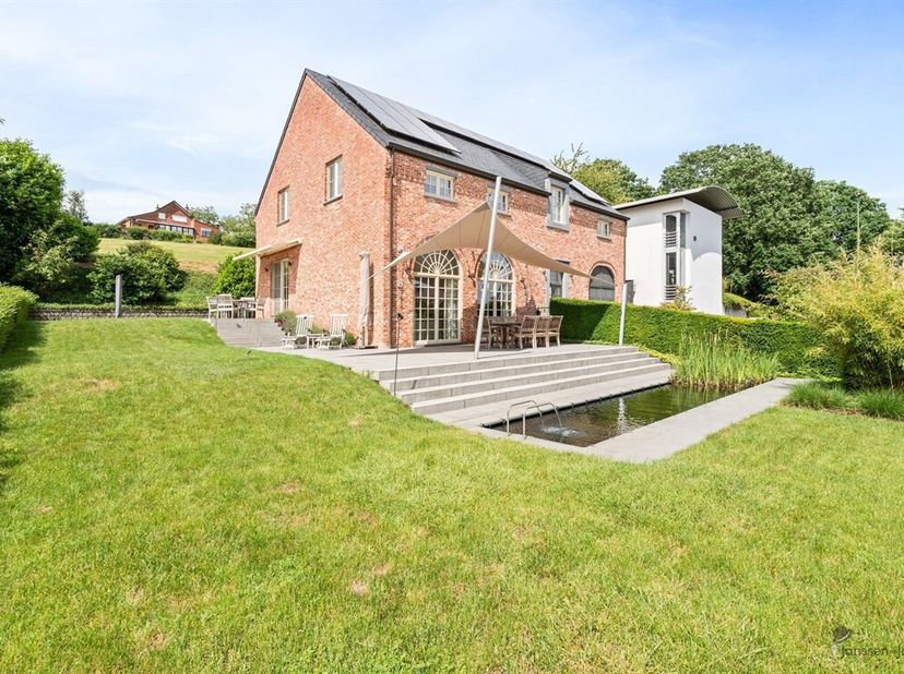 Ruime villa met 4 slaapkamers in Linden.<br />
Op een gunstige locatie op het einde van een rustige doodlopende straat vindt u deze uitstekend onderho