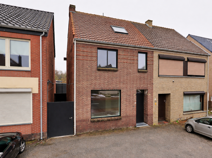 VOLLEDIG GERENOVEERDE WONING MET EEN RUIME BEWOONBARE OPPERVLAKTE<br />
Deze volledig gerenoveerde woning is gelegen in Lozen (Bocholt) nabij de grens