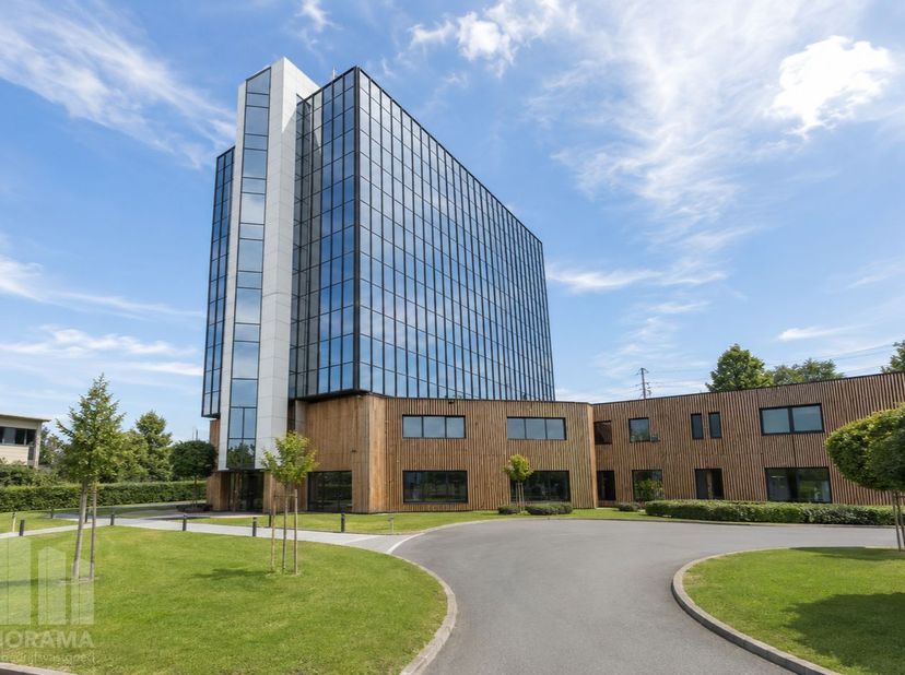Espace de bureaux de haute qualité de 626 m² à Anderlecht.<br />
The Mirror bénéficie d’une situation stratégique le long du Boulevard de l’Humanité (