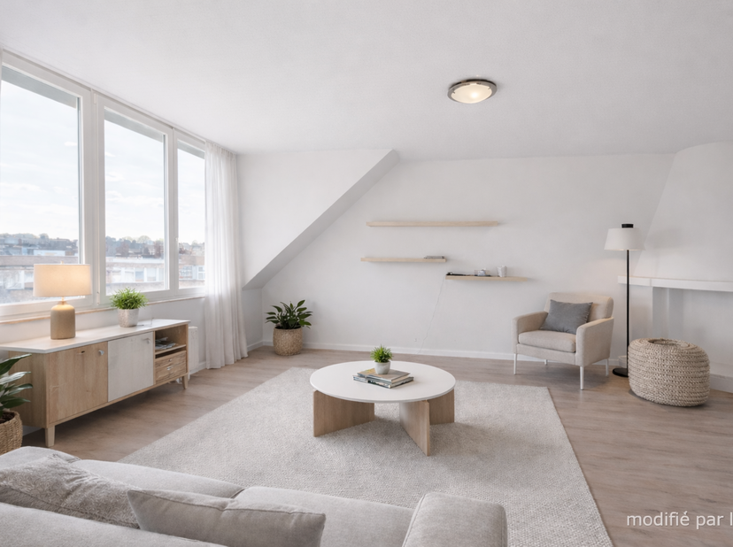 Appartement van 70 m² in goede staat, gelegen op de bovenste verdieping, dicht bij winkels en openbaar vervoer.<br />
Indeling:<br />
Inkomhal (6 m²)<