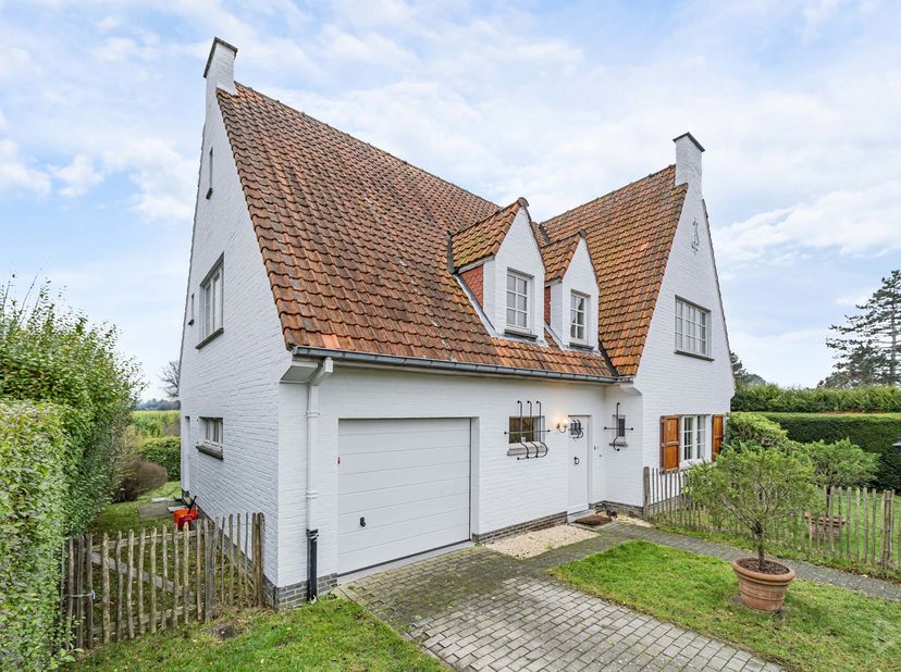 Ontdek deze charmante villa gelegen in een rustige wijk in Rhode-Saint-Genèse, vlakbij tal van voorzieningen, op een perceel van ongeveer 7 are 12 cen