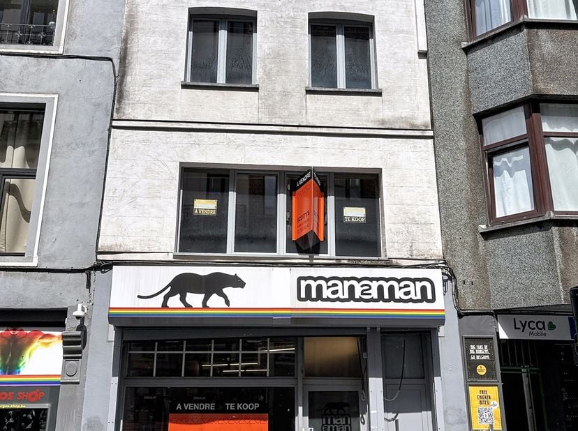 Située au cœur du centre historique de Bruxelles, cette magnifique maison commerciale de caractère offre une opportunité rare de combiner activité pro