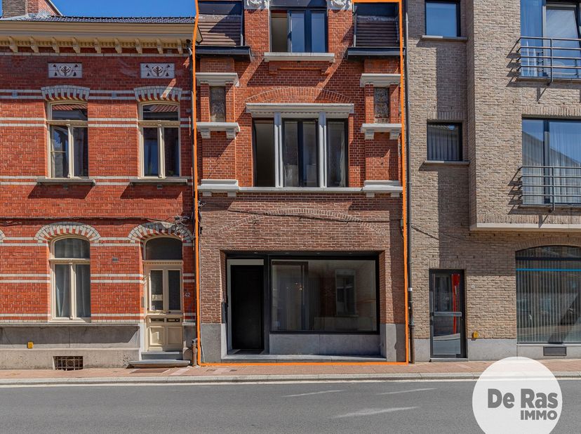EERSTE BEZOEKDAG ZAT. 29/08 VAN 10U TOT 12U (enkel op afspraak)<br />
ZOTTEGEM CENTRUM – Karaktervolle stadswoning met polyvalent gelijkvloers.<br />