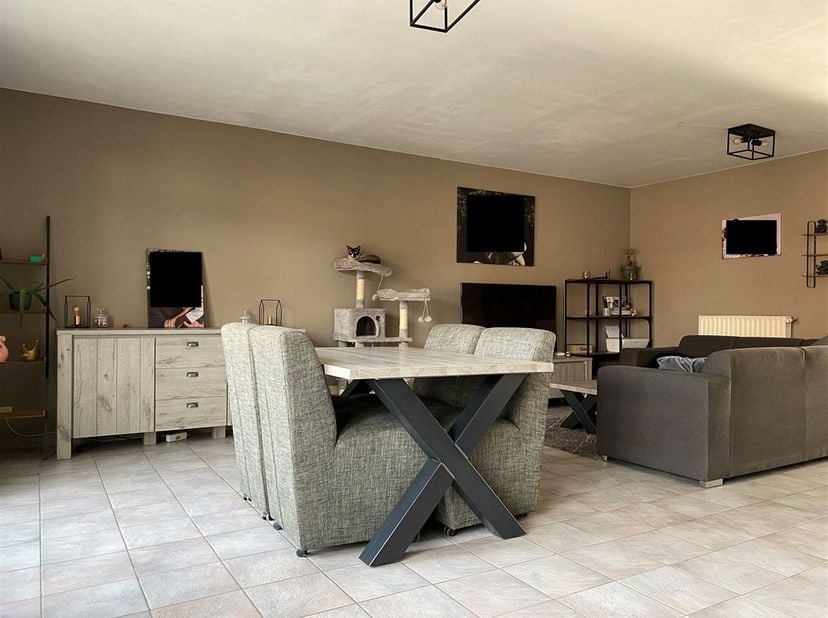 Ruim duplex-appartement in het centrum van Wuustwezel.  <br />
Ligging:<br />
Het appartement is gelegen in het centrum van Wuustwezel. Alle facilitei