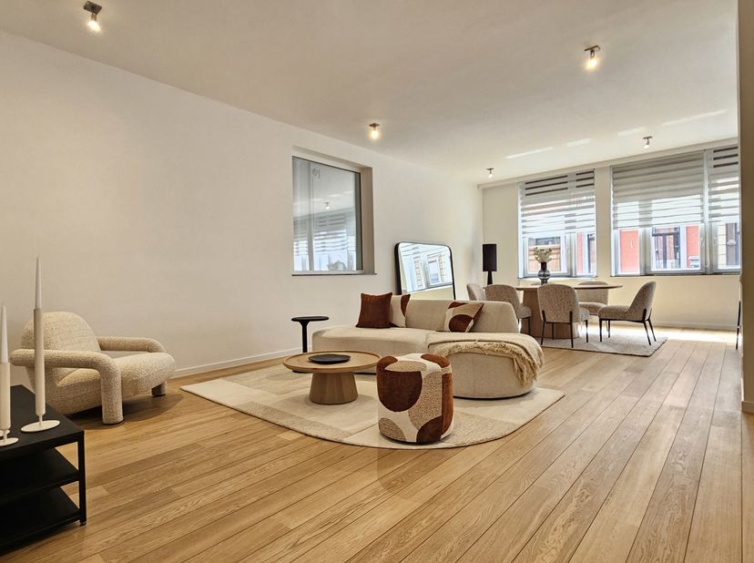 NAMUR, dicht bij alle voorzieningen, prachtig appartement van 115 m² (2 slaapkamers + 2 badkamers), volledig gerenoveerd en gelegen op de begane grond