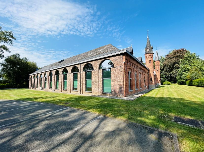 Ces bureaux spacieux à louer dans le parc d'affaires Axxes à Merelbeke bénéficient d'un excellent emplacement à proximité des autoroutes R4 et E40. Ce