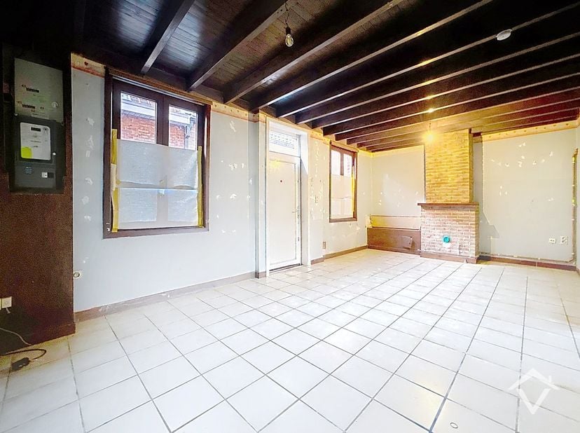 Deze instapklare woning is gelegen in het centrum van Koekelare en bestaat uit: living - keuken - groot terras - diverse opbergruimten - toilet - badk