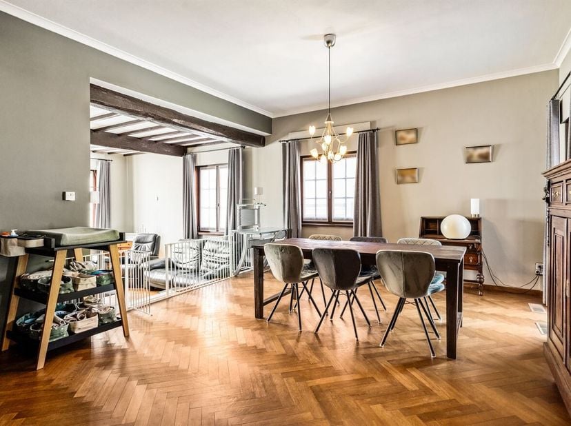 Deze woning in Beringen geniet van een rustige, residentiële ligging met vlotte bereikbaarheid. Scholen bevinden zich op korte afstand en ook het cent