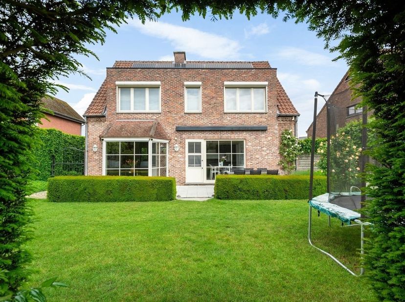 Prachtige, instapklare woning met 3 slaapkamers en tuin <br />
 De woning dateert uit 1977, werd steeds uitstekend onderhouden en is volledig instapkl
