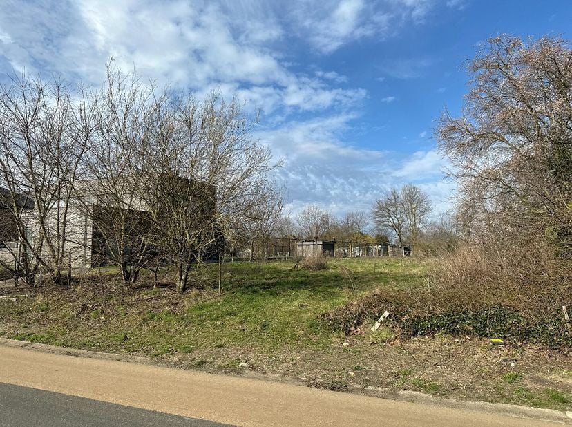 Mooi perceel bouwgrond voor open bebouwing, zijnde lot 3 op verkavelingsplan, met een oppervlakte van 14a 53ca. Deze grond is rustig gelegen in een re