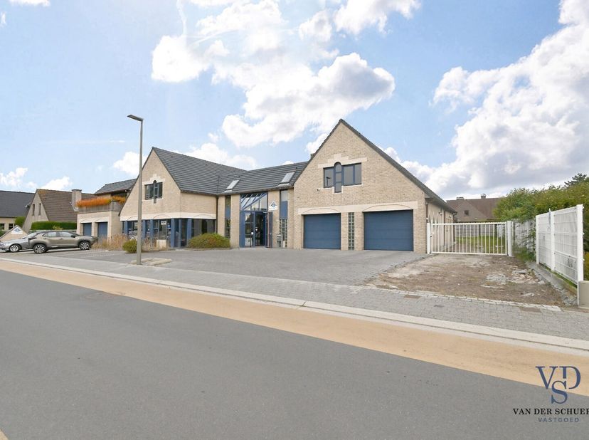 Bien professionnel à vendre
                    à 9750 Ouwegem