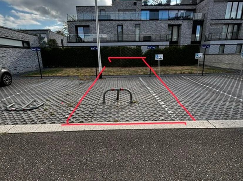 Buiten staanplaats met beugel, gelegen achterzijde Luikersteenweg 148.