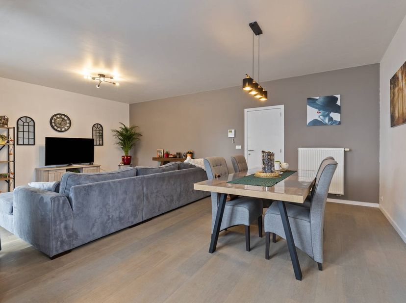 Dans la Kasteelstraat à Wervik, vous trouverez cet appartement au rez-de-chaussée avec 2 chambres, une salle de bains spacieuse et une terrasse ensole