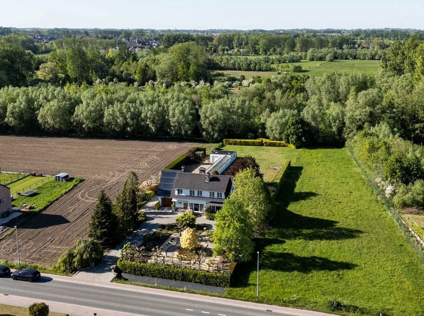 Vous rêvez d'une maison au calme, loin de l'agitation mais proche de nombreuses commodités ? Cette maison, située à proximité de la zone de loisirs de