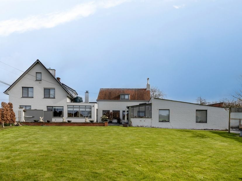 Op een landelijke locatie te Oostnieuwkerke, deelgemeente van Staden, bieden we u deze halfopen bebouwing met garage en prachtige tuin aan. Het eigend