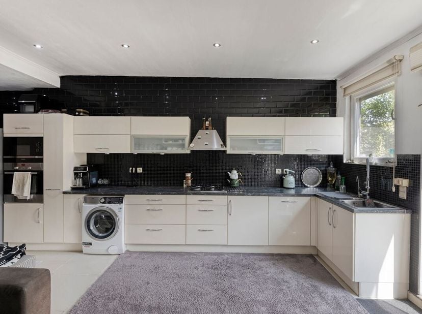 Welkom in deze charmante gezinswoning in Hoboken, waar ruimte, comfort en een uitstekende ligging perfect samenkomen. De woning beschikt over drie vol
