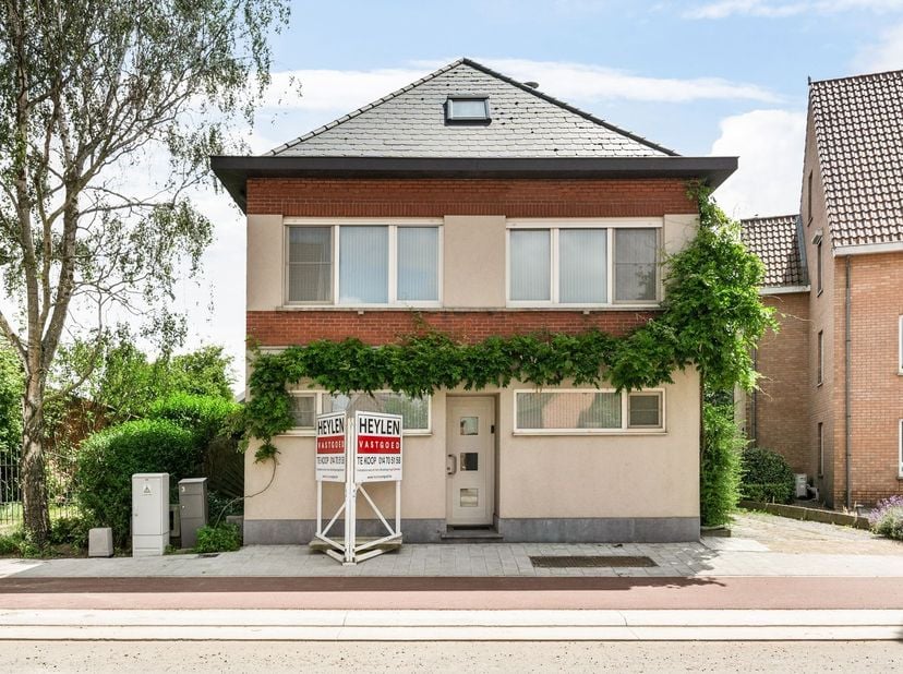 Ruime woning met 4 slaapkamers op 463m²<br />
<br />
Ligging: Gelegen op een centrale locatie nabij het centrum van Morkhoven, bevinden alle dagelij