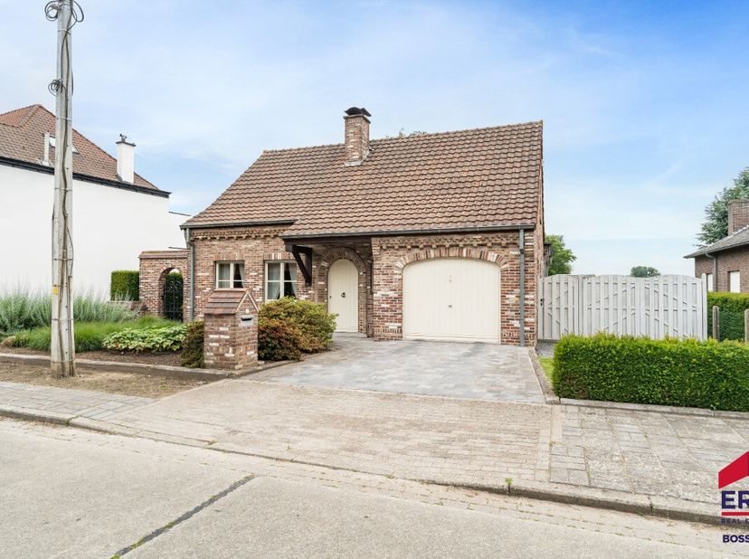 [[ CE BIEN PARTICIPE À LA JOURNÉE MAISONS OUVERTES ERA LE 18/7 DE 10:00 À 12:00 ]] Située dans la rue Heirweg, à Zingem (Kruisem), cette maison bien e