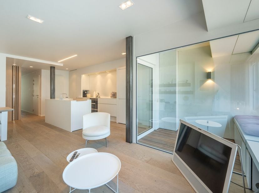 Dit instapklare appartement beschikt over drie slaapkamers, twee badkamers, terrassen aan voor- en achterzijde en geniet van een aangenaam zijdelings