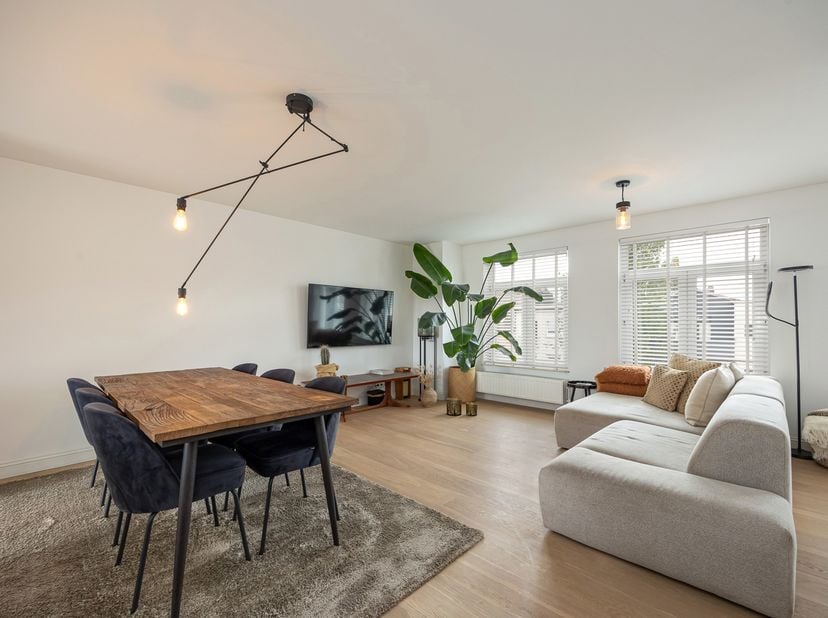 Op een centrale ligging bevindt zich dit stijlvol gerenoveerde en bijzonder lichtrijke appartement met een bewoonbare oppervlakte van 93 m². Het appar