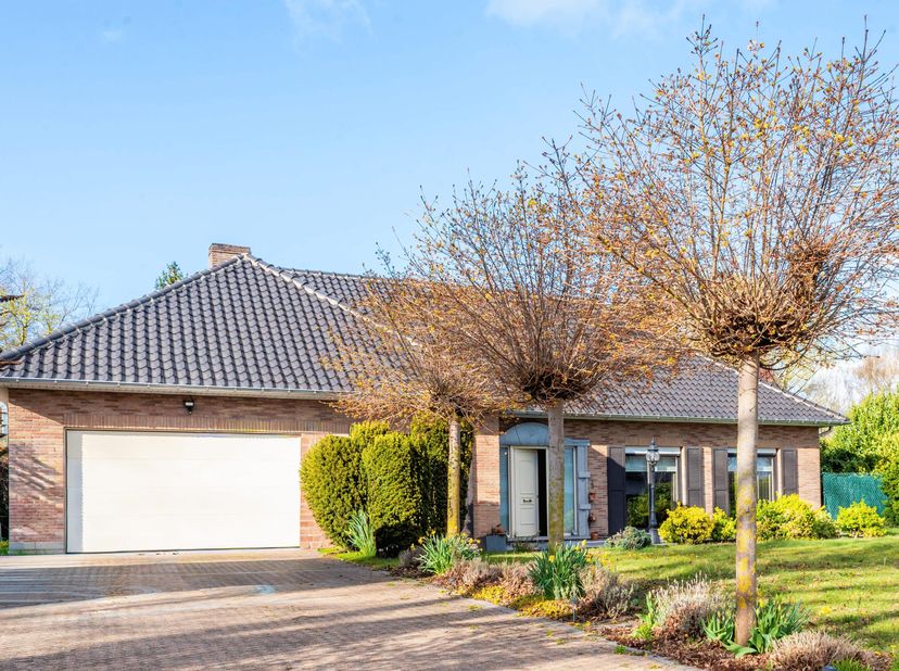 De woonst ligt op een rustige straat te Kiewit, vlakbij natuurreservaat De Wijers, en domein Kiewit. Deze woning biedt de perfecte combinatie van comf