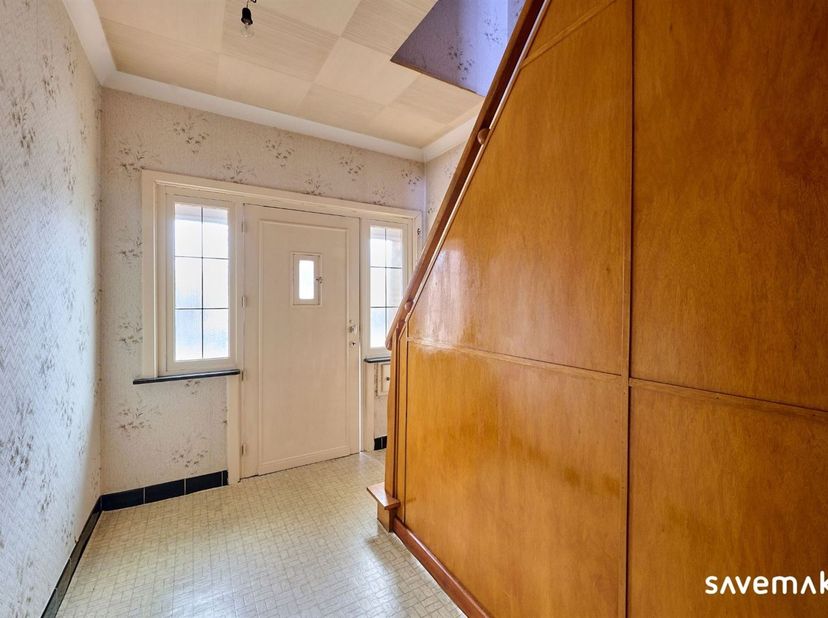 Cette maison datant de 1959 est située dans une rue calme.<br />
Elle nécessite des travaux de rénovation, à réaliser de préférence en respectant sa s