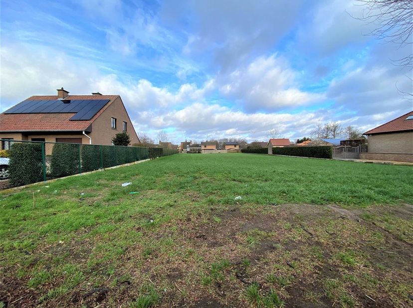 Goed gelegen, mooi perceel bouwgrond met een oppervlakte van 1.212 m² en perceelsbreedte van 11,2 m voor een half-open bebouwing/eengezinswoning. Deze
