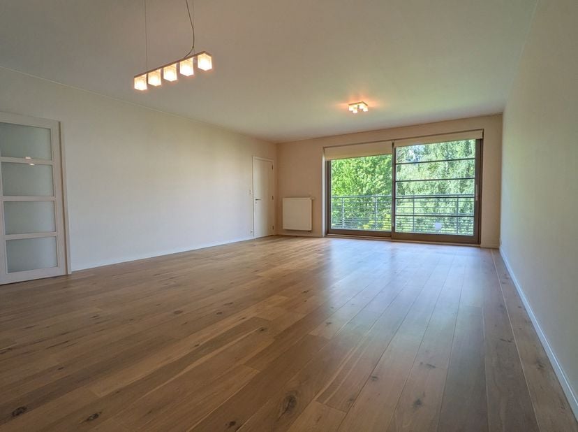 Immo Wauters presenteert dit prachtige, volledig opgefriste appartement in Sint-Pieters-Woluwe. Het beschikt over een lichtrijke en ruime woonkamer va