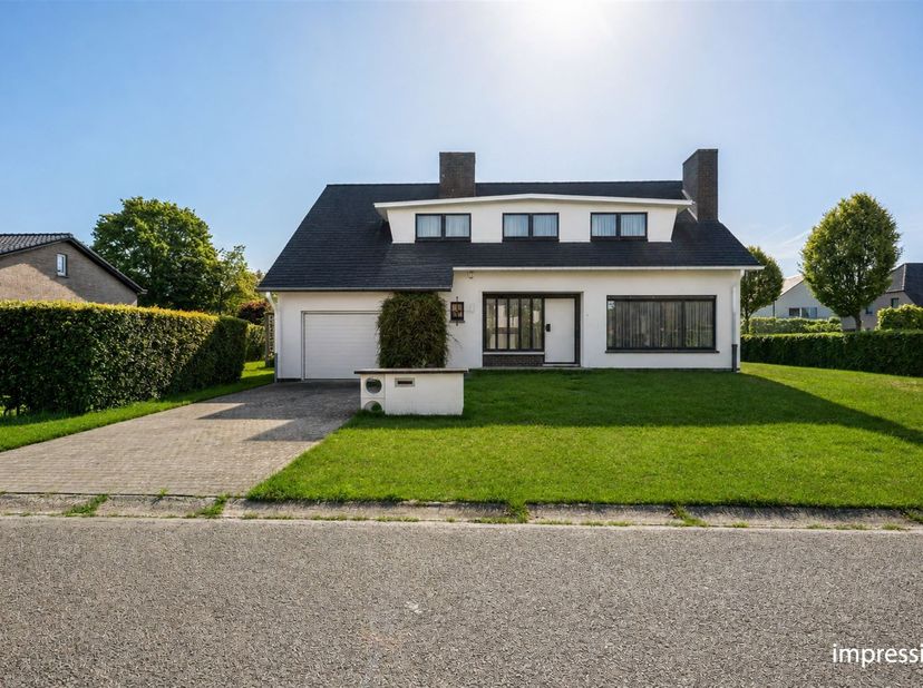Gelegen aan de prestigieuze Nobellaan geniet deze woning van een uiterst centrale en vlot bereikbare ligging in Hasselt. De rustige, residentiële buur