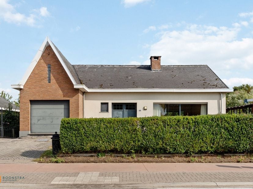 Op een goede locatie te Onze-Lieve-Vrouw-Waver bevindt zich deze ruime woning met 2 slaapkamers en ruime zolder op een mooi perceel van 1000 m². U gen