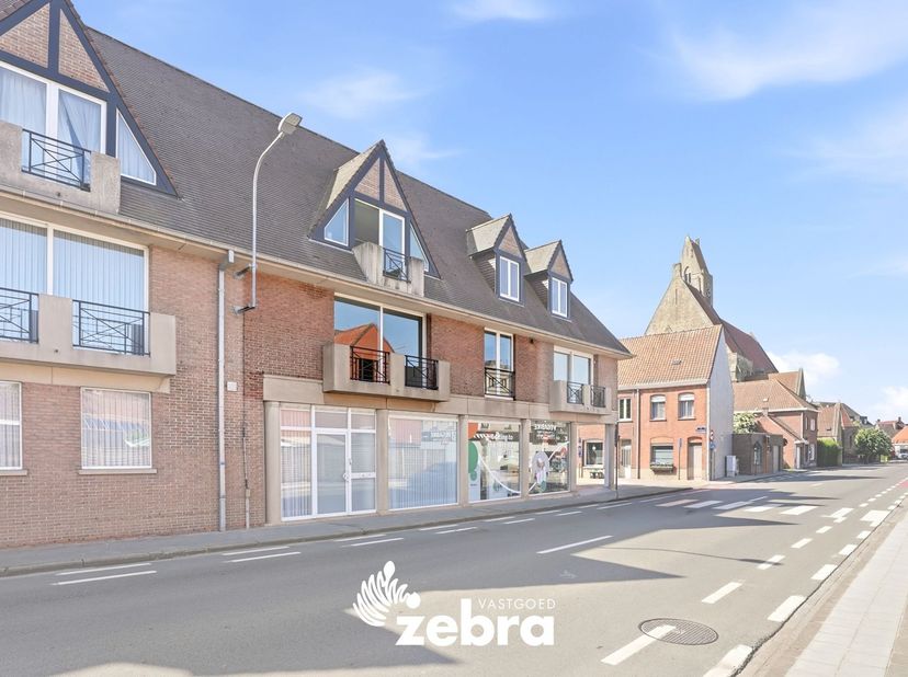 Op zoek naar een ruim, lichtrijk en instapklaar appartement in het centrum van Tielt? Dan is dit volledig herschilderde appartement in residentie RENO